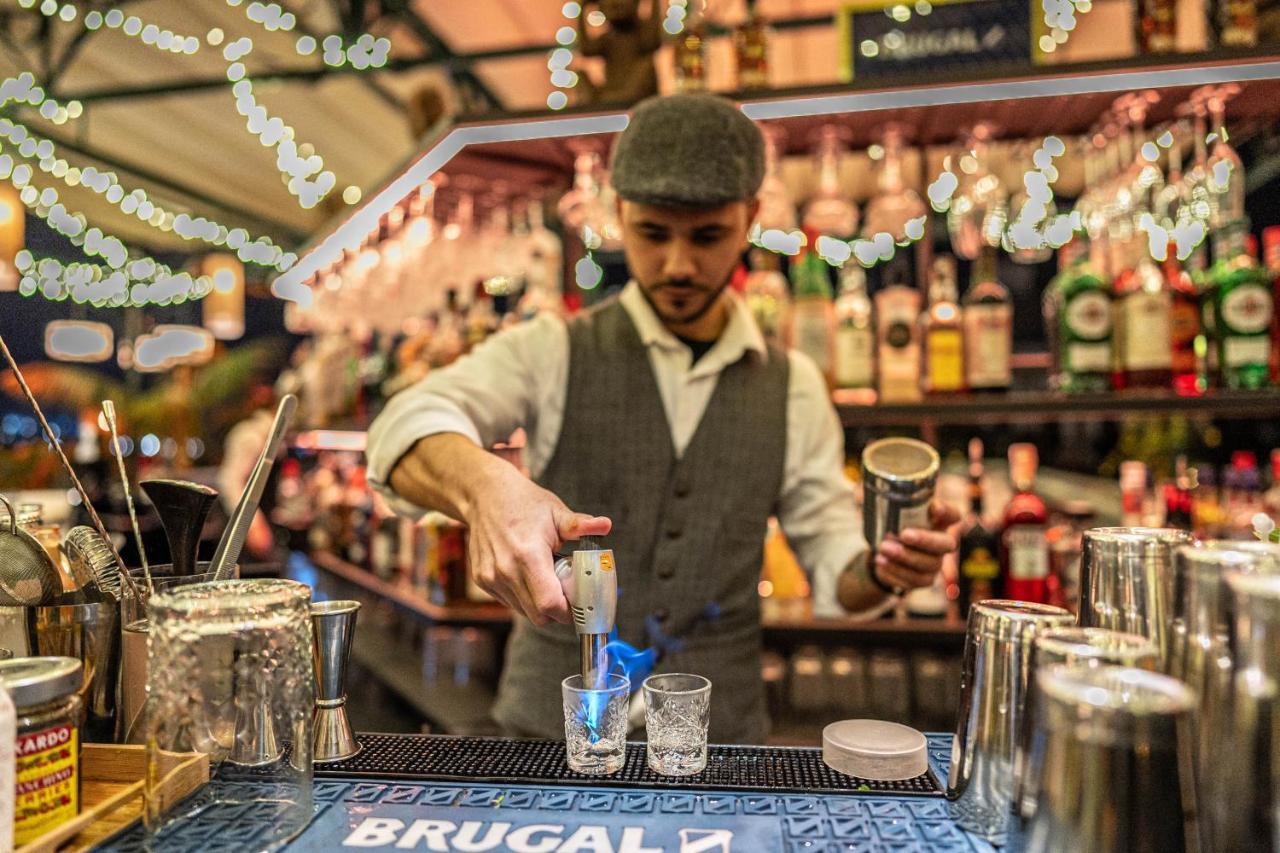 Hotel Lobby Σεβίλλη Εξωτερικό φωτογραφία A bartender at work