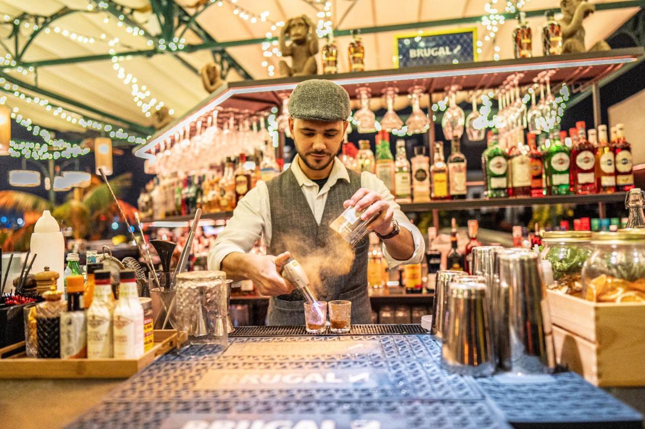Hotel Lobby Σεβίλλη Εξωτερικό φωτογραφία A bartender at work