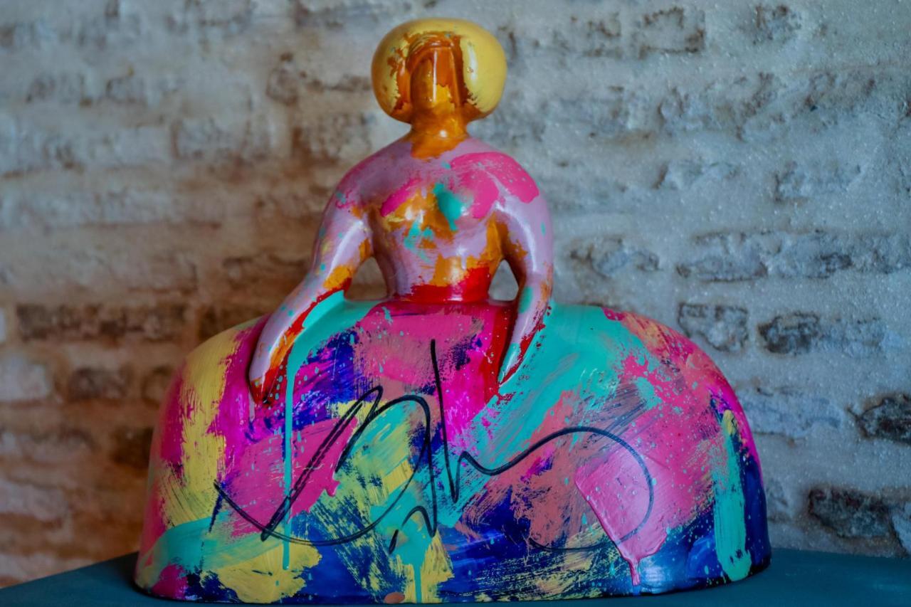 Hotel Lobby Σεβίλλη Εξωτερικό φωτογραφία A sculpture by artist and designer, Mark Harris